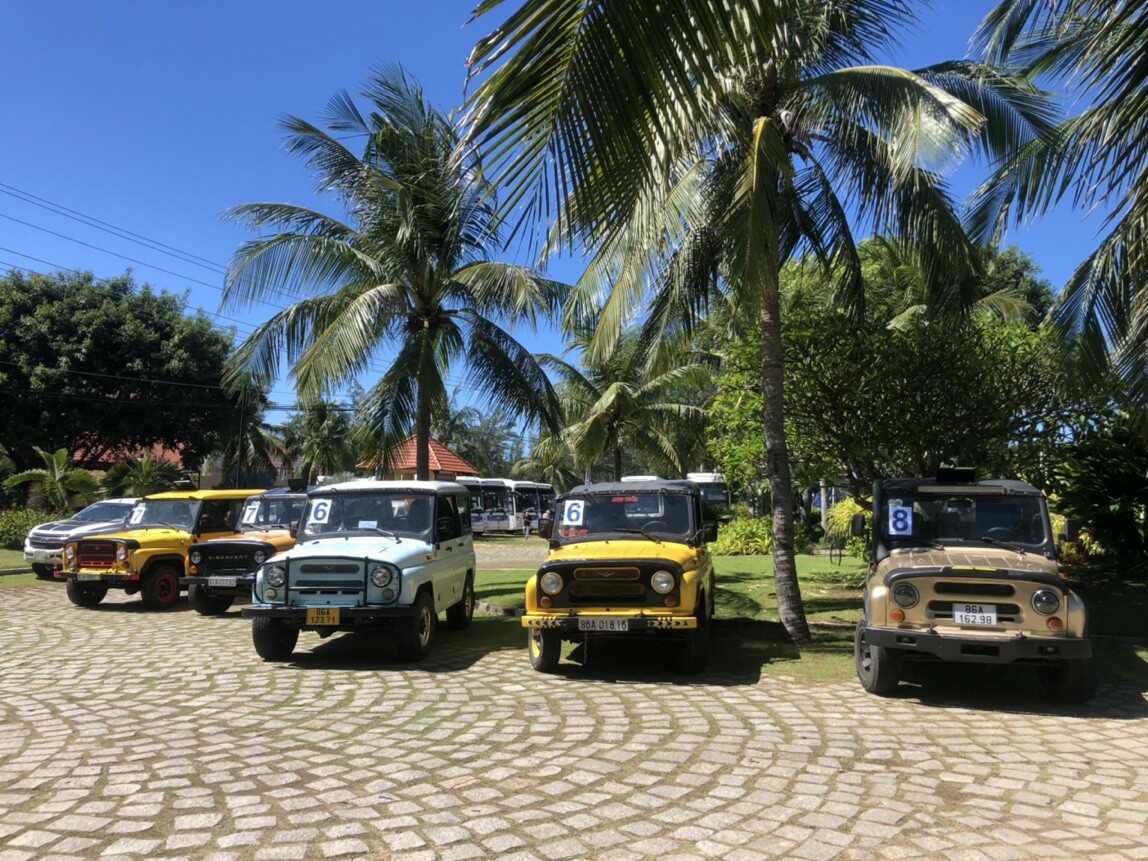 xe jeep đưa khách về lại khách sạn kết thúc tour tham quan đồi cát Mũi Né